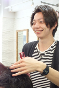 横浜・大井町にある安くて人気の美容室「ヘアメイク　ハク・スラージュ」を経営するグループ「Growup（グロウアップ）」のスタッフ「すず」